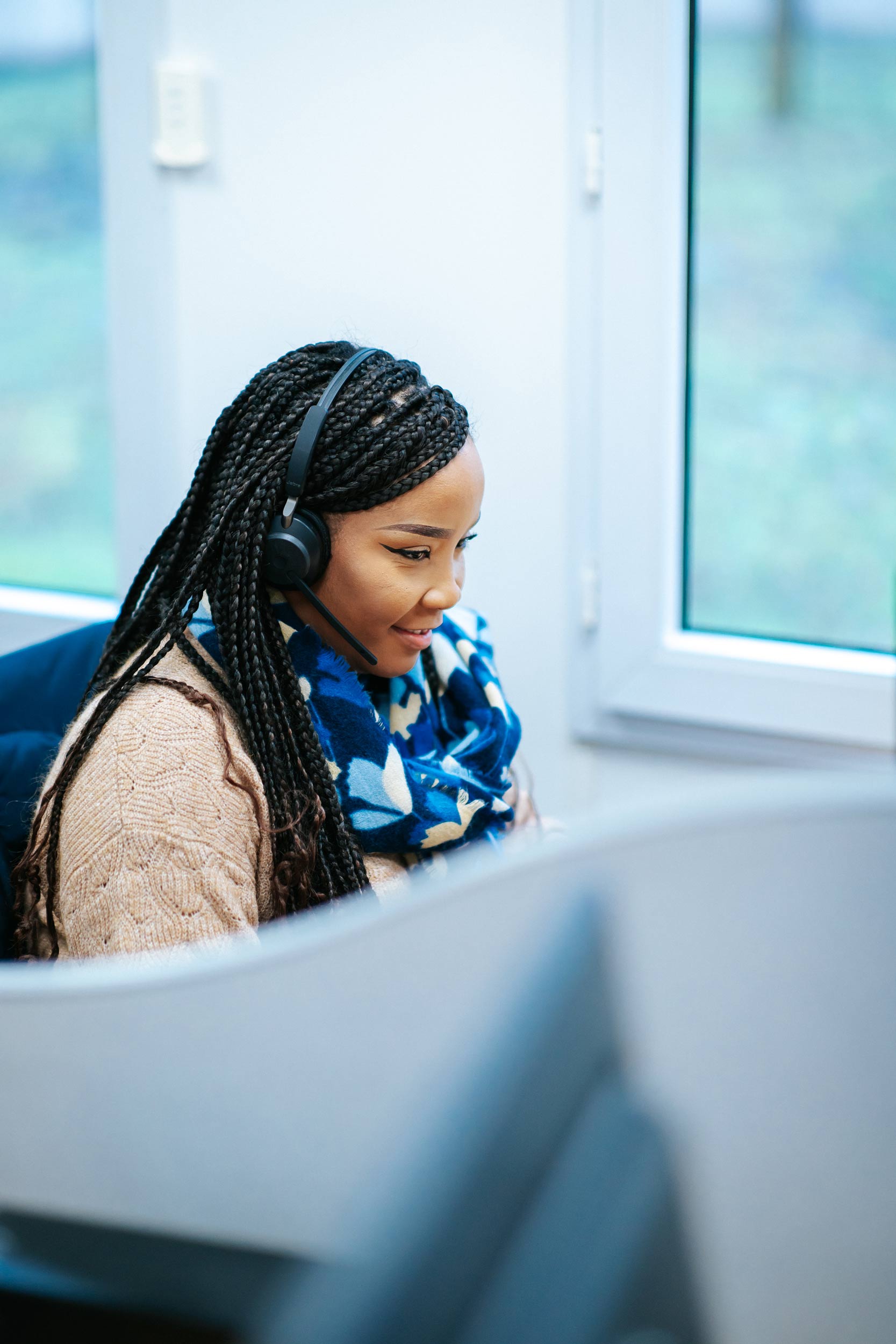 Photo d'une femme avec un casque entrain de téléphoner