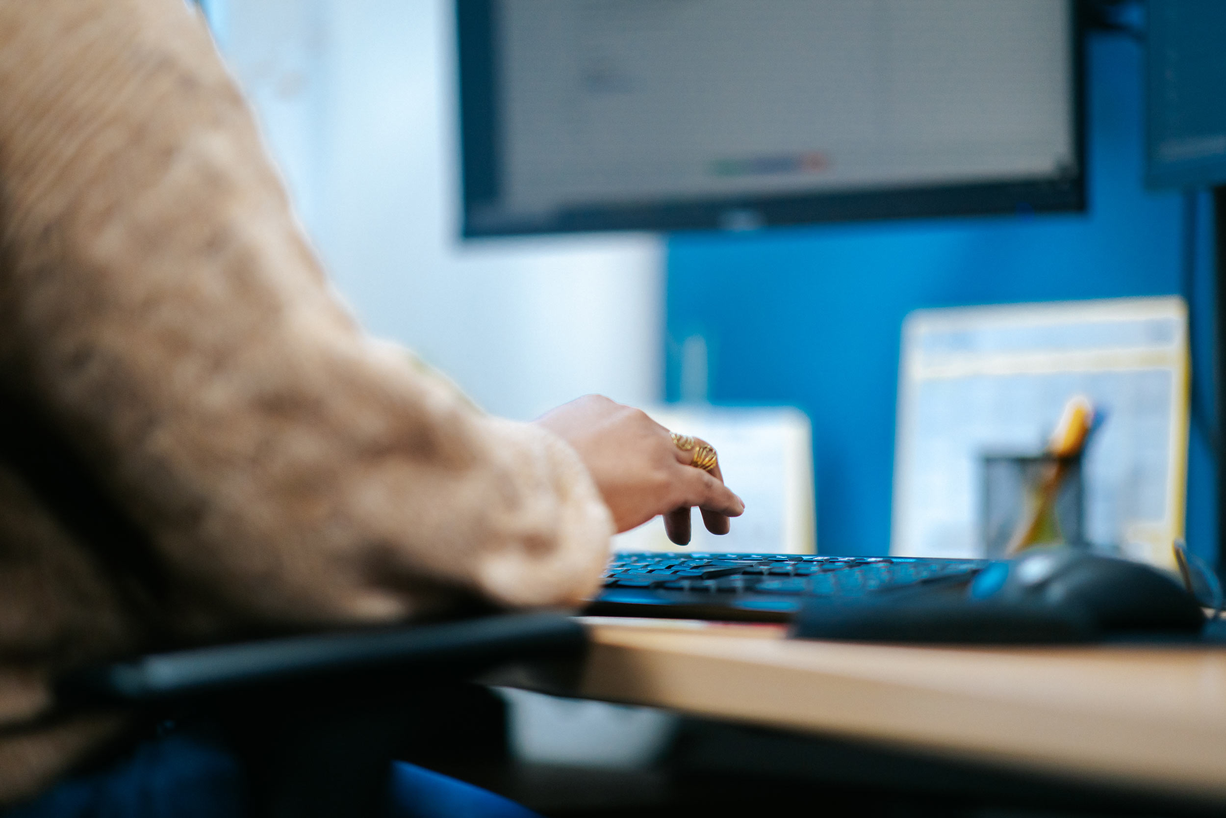 Photo de mains sur un clavier d'ordinateur