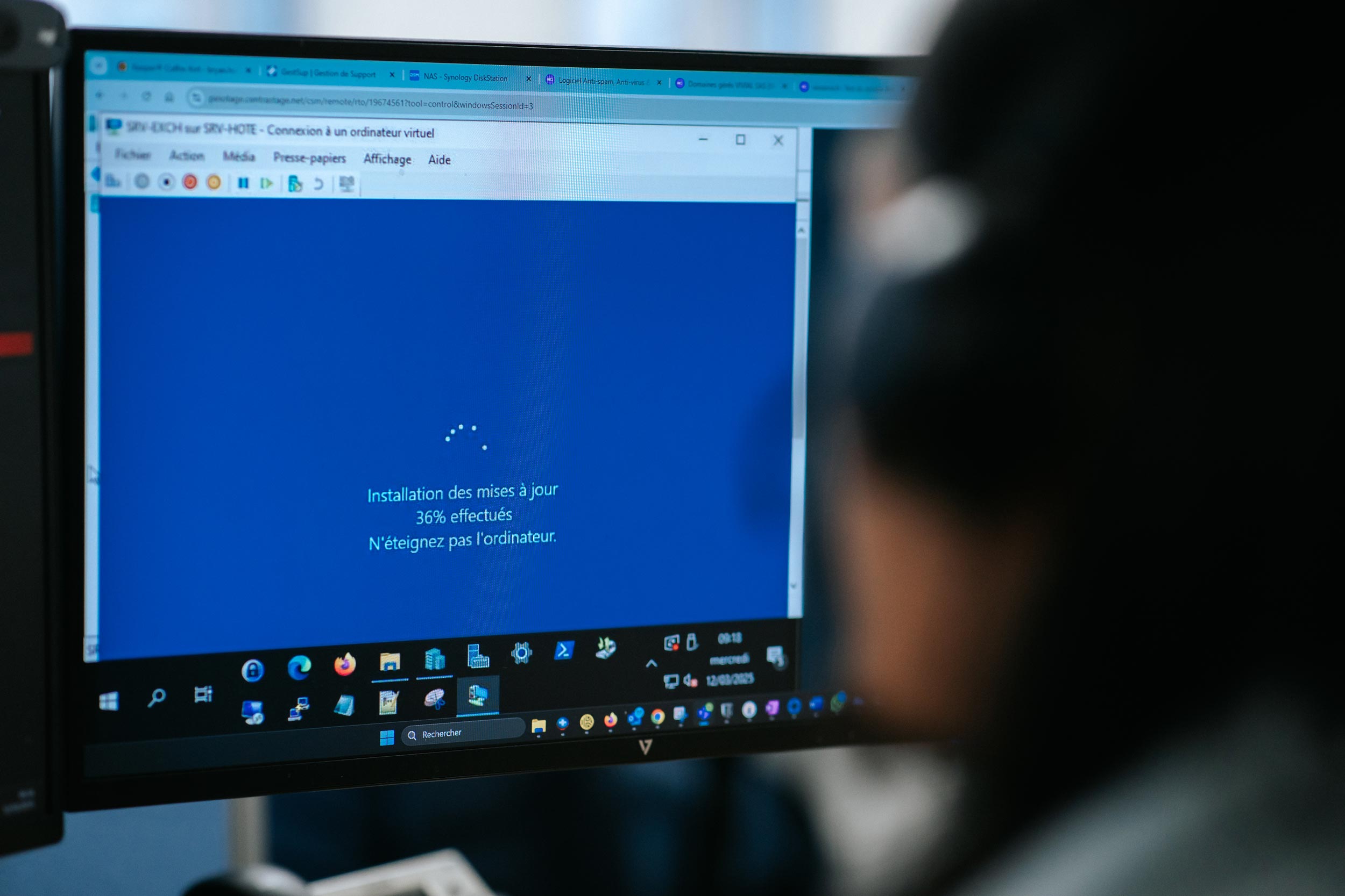 Photo d'un écran d'ordinateur en chargement