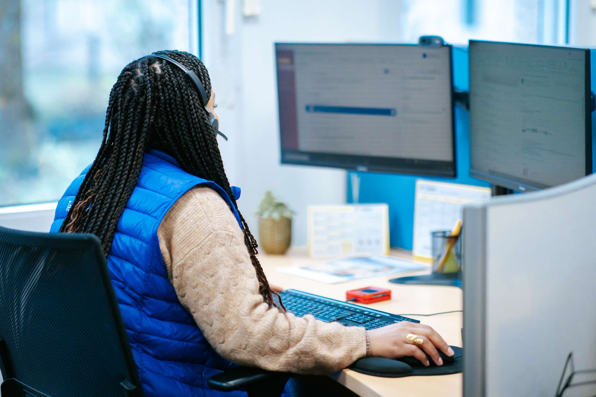 Photo d'une dame avec un casque téléphonique