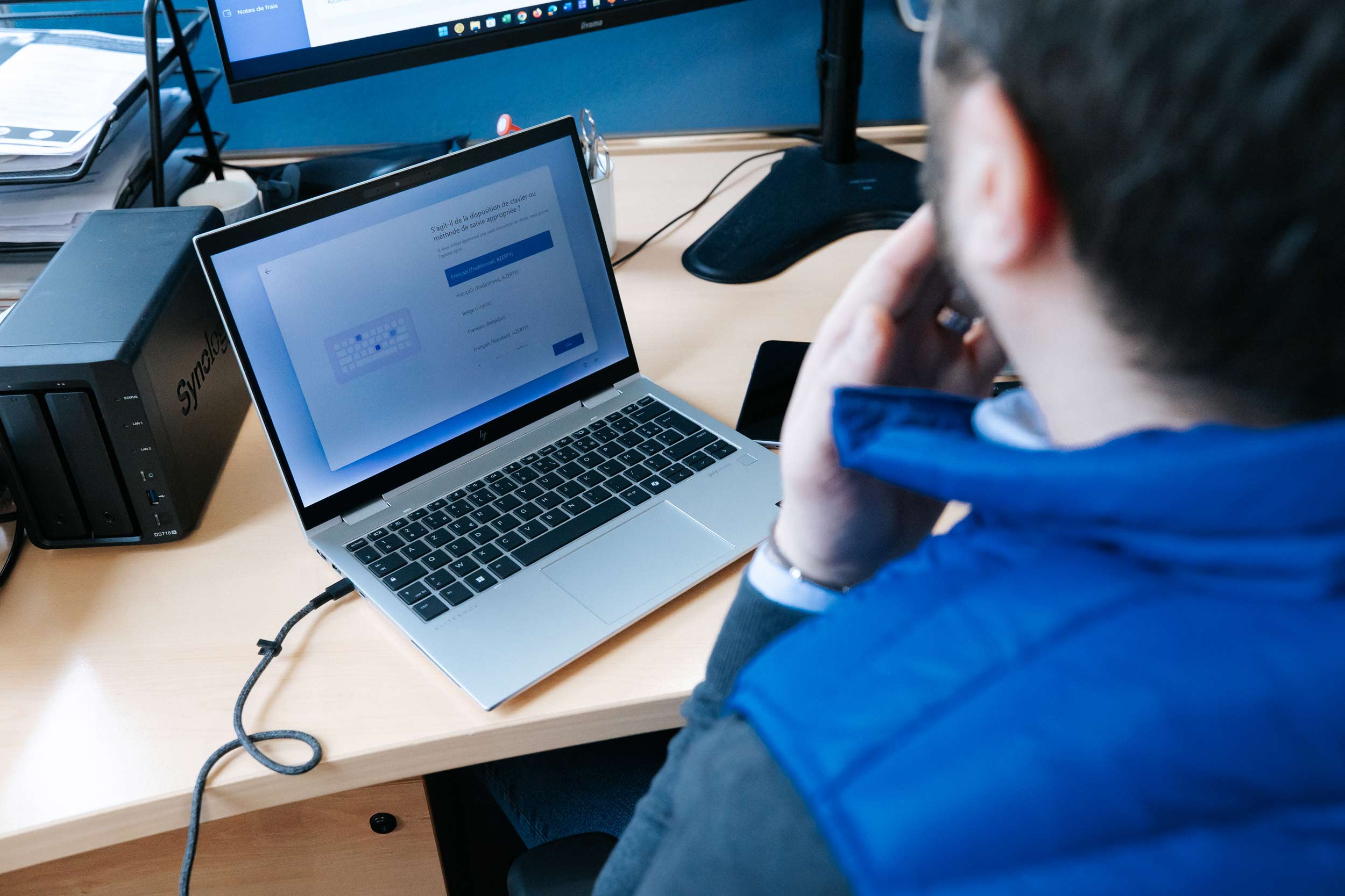 Photo d'un ordinateur sur un bureau
