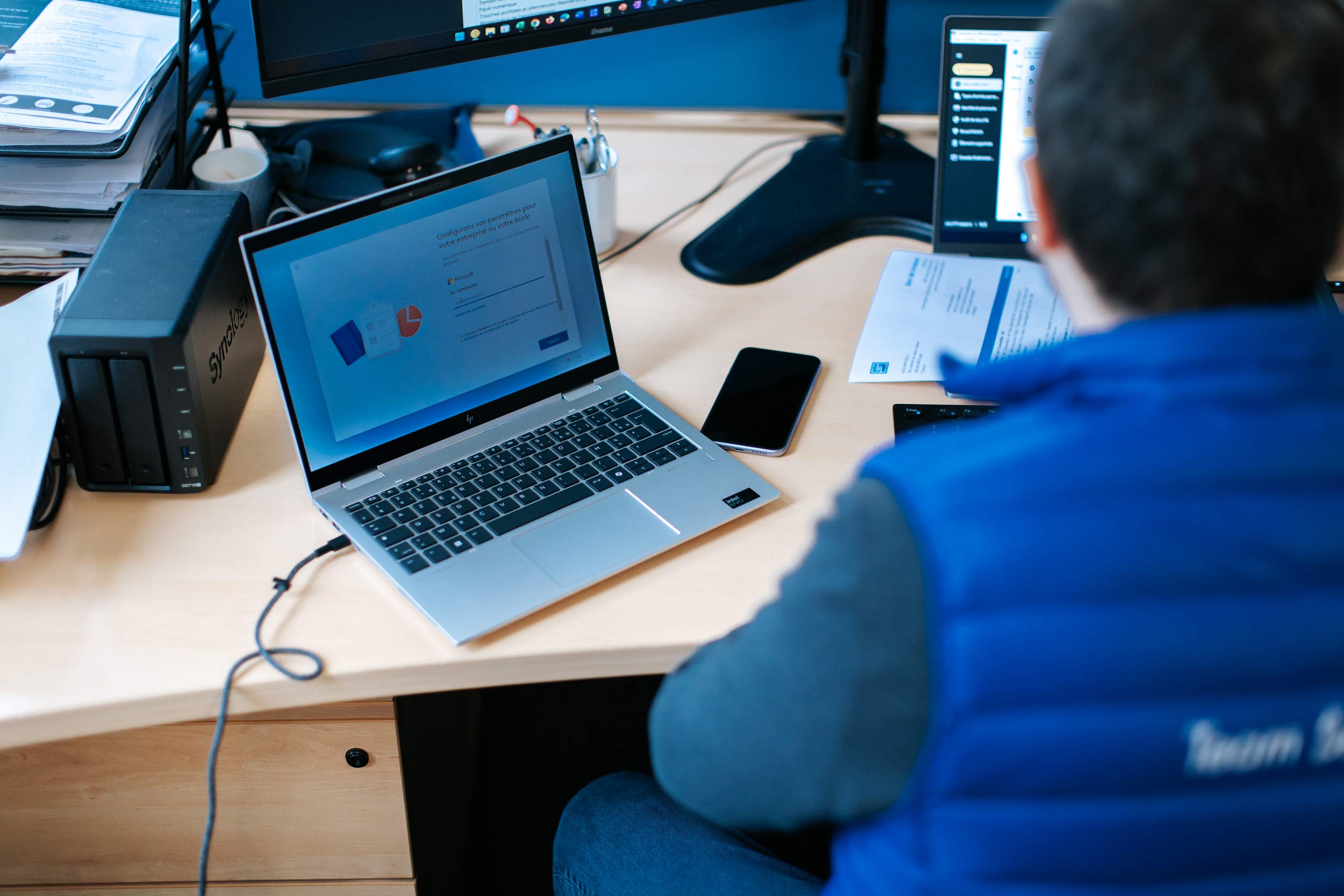 Photo d'un ordinateur portable sur un bureau - société SecureTech