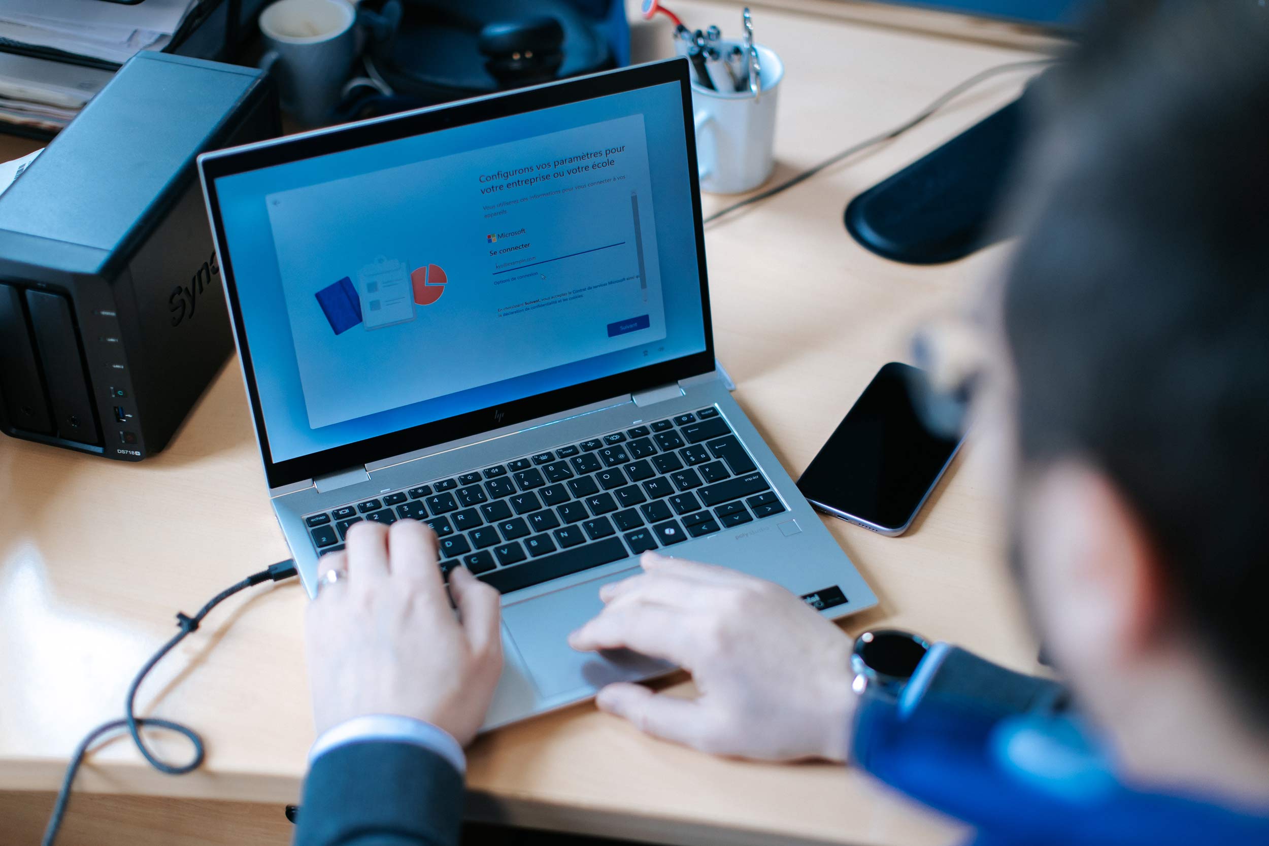 Photo d'un informaticien entrai de configurer un ordinateur