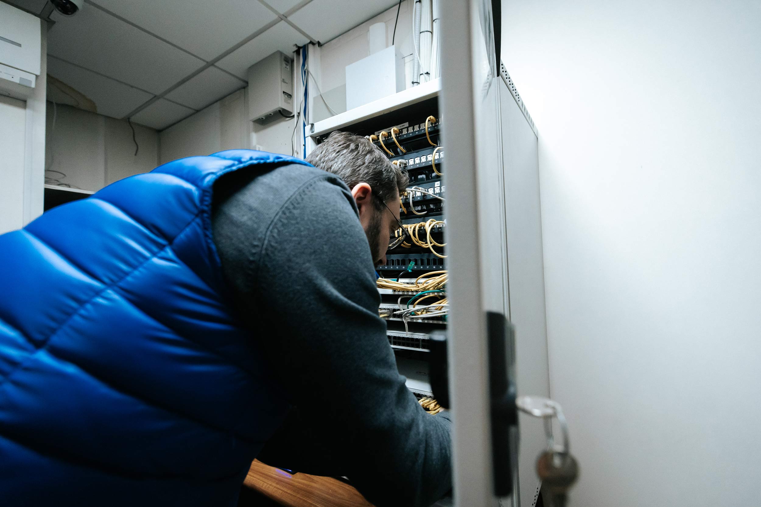 Photo d'un informaticien entrain de configurer un tableau électrique
