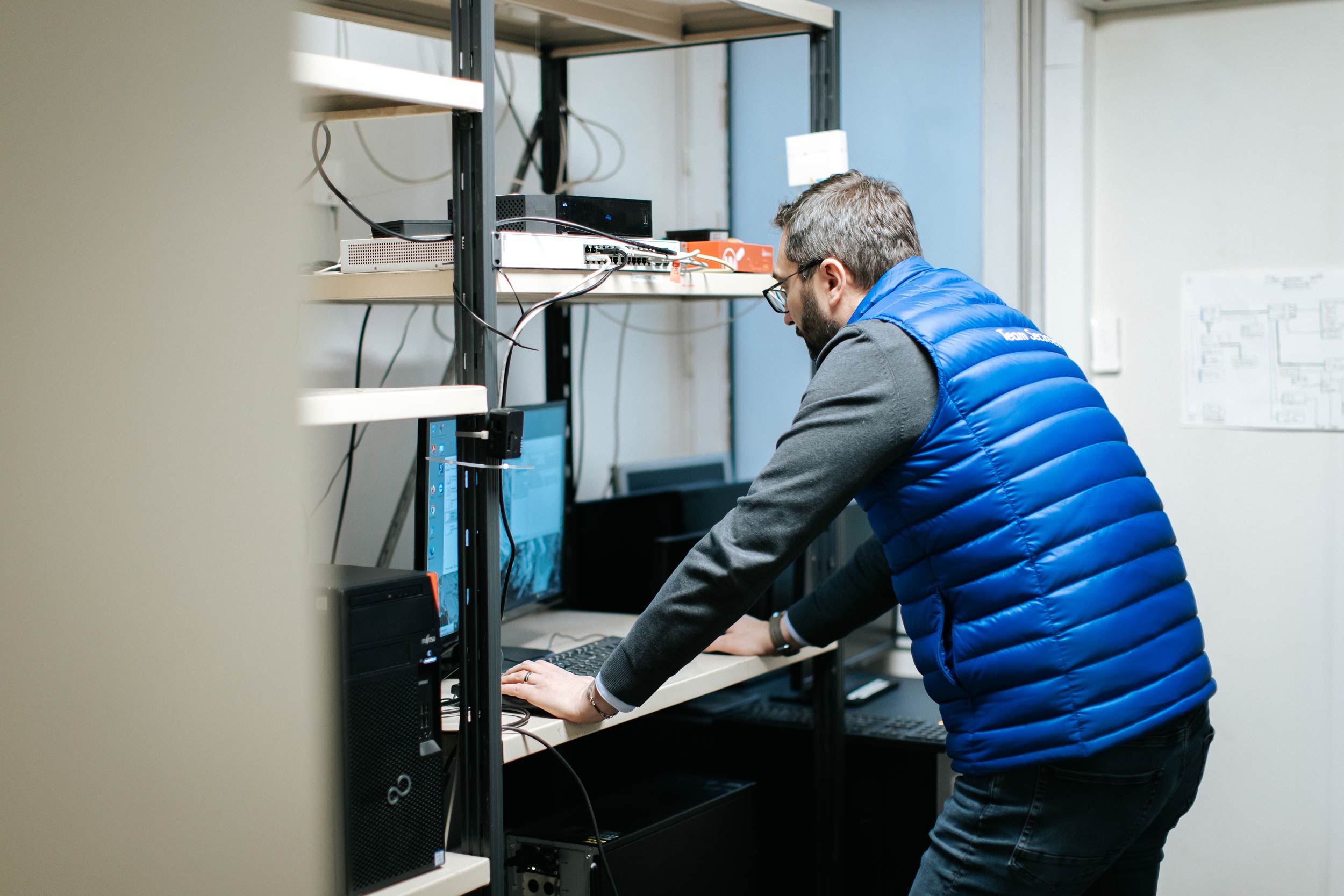 Photo d'un informaticien entrain de configurer un post informatique
