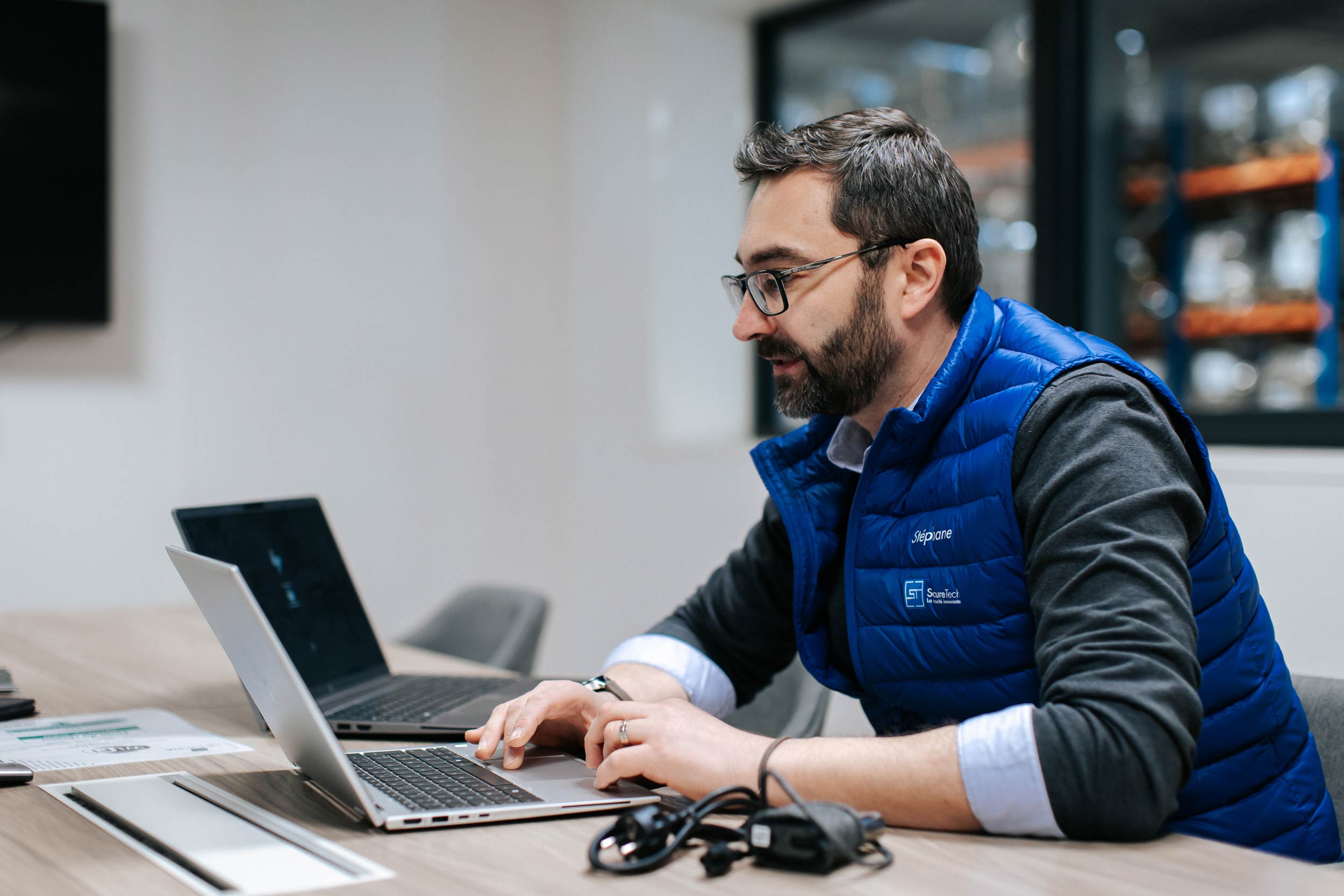 Photo d'un informaticien de la société SecureTech