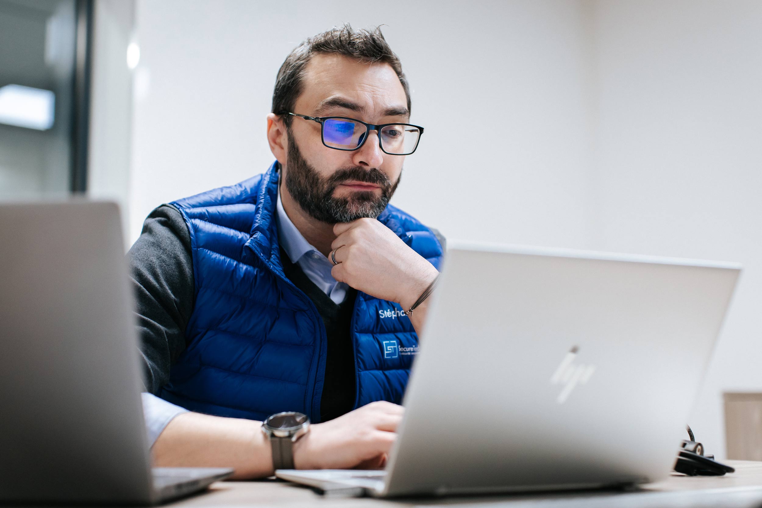 Photo d'un informaticien de la société SecureTech